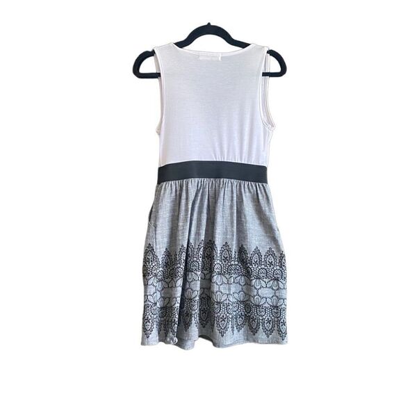 Staring at Stars Embroidered Sleeveless Dress. Black/White. Size Small. - Picture 4 of 8